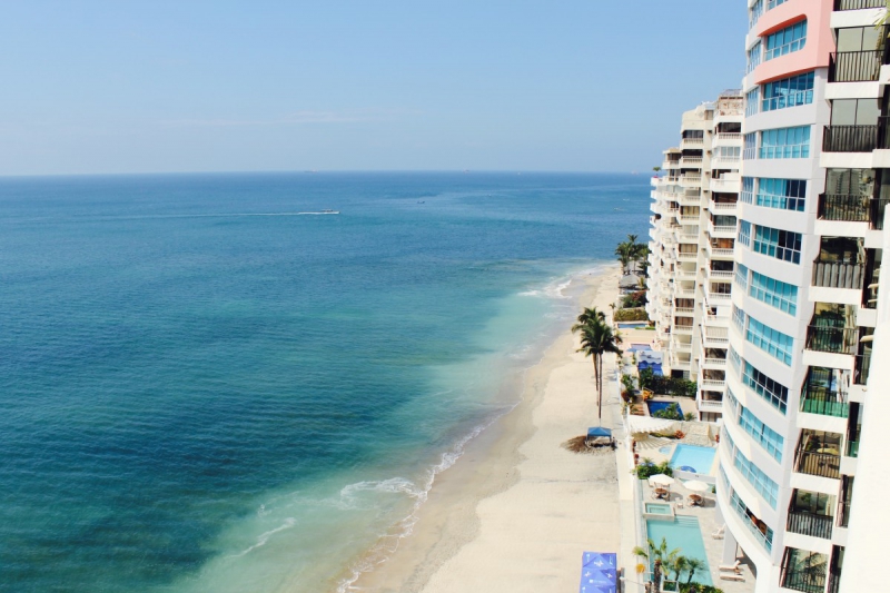 chambre-hote-LA ROQUE EN PROVENCE-min_beach_ocean_shore_hotel_palm_tree-33726